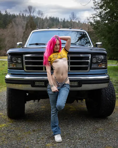 Looking for a truck Daddy to give some road head too🥵