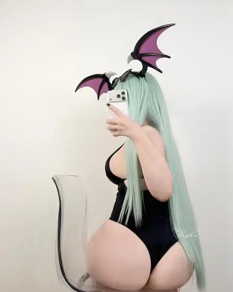 Morrigan Aensland Beach day by (elaskas)