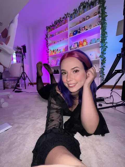 Just a nerdy elf girl looking for some attention